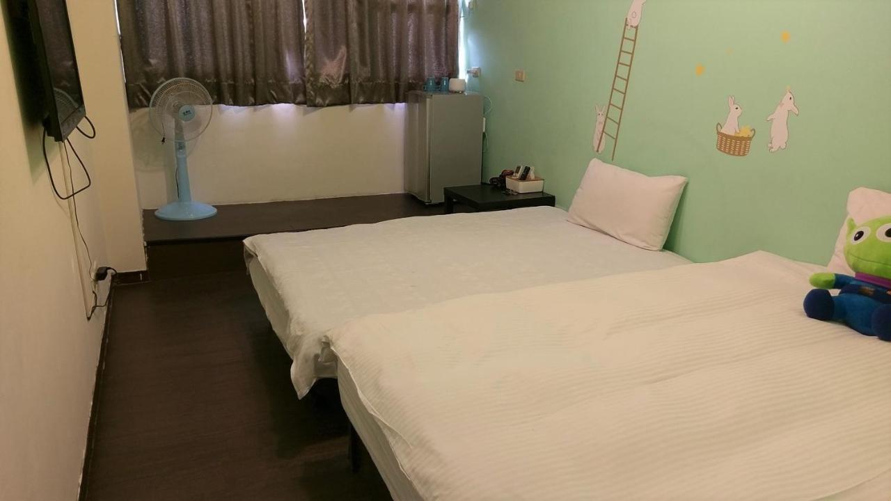 Happines Trip Inn Taichung Bagian luar foto