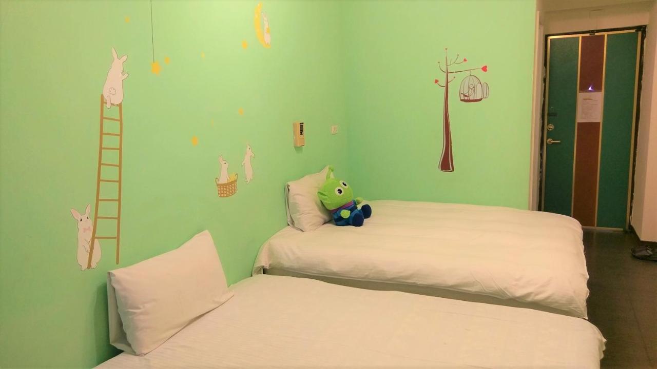 Happines Trip Inn Taichung Bagian luar foto