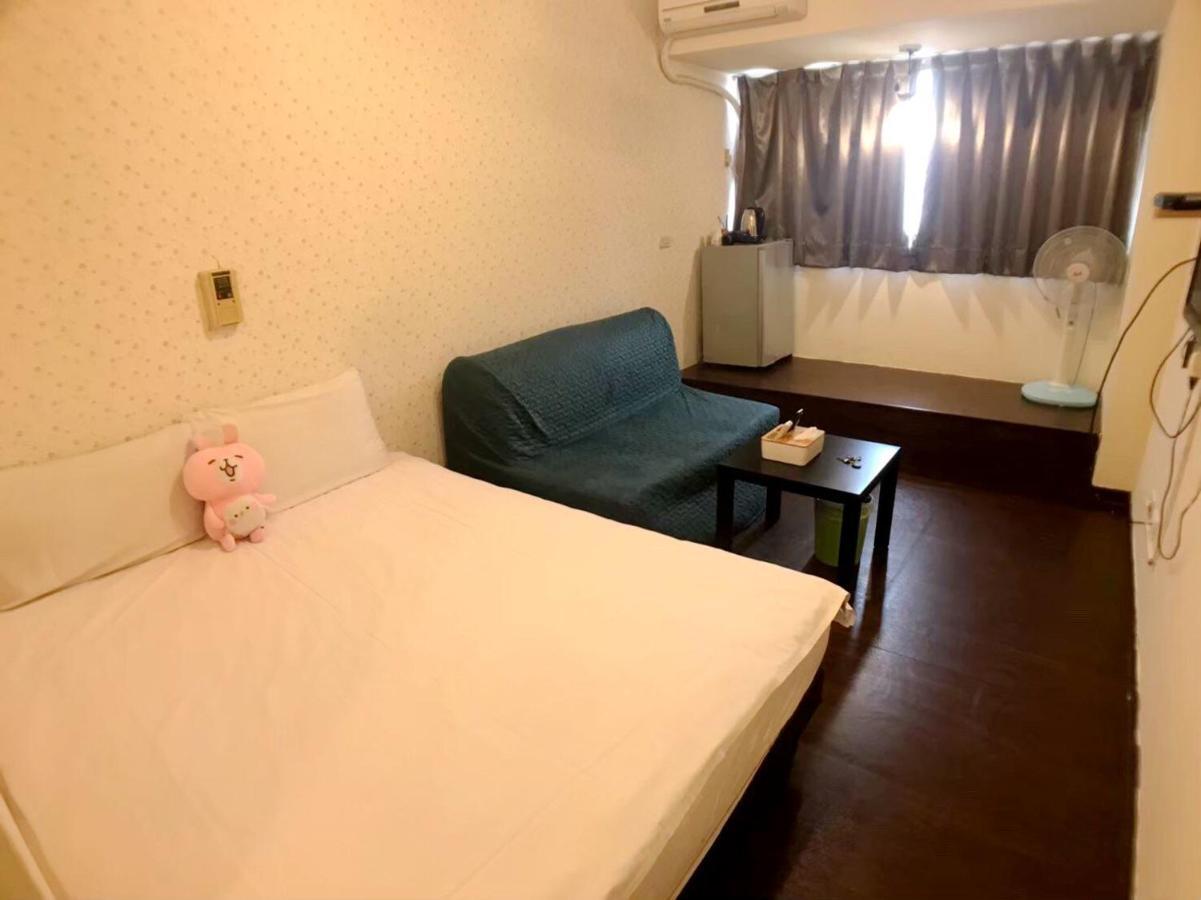 Happines Trip Inn Taichung Bagian luar foto
