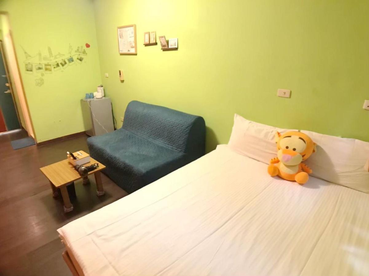 Happines Trip Inn Taichung Bagian luar foto