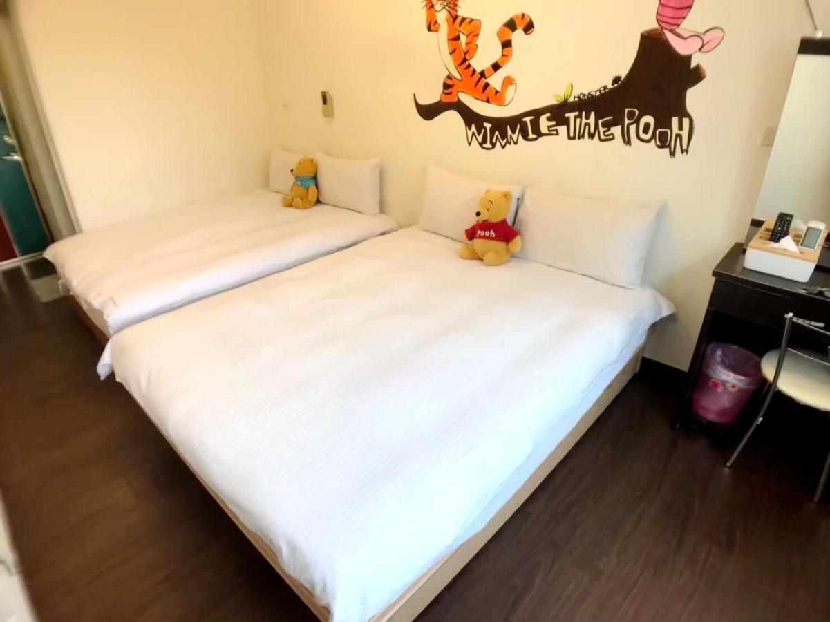 Happines Trip Inn Taichung Bagian luar foto